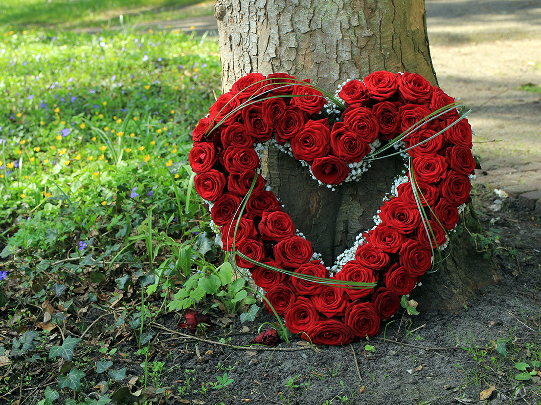 Trauerkranz an einem Baumgrab in Hamm