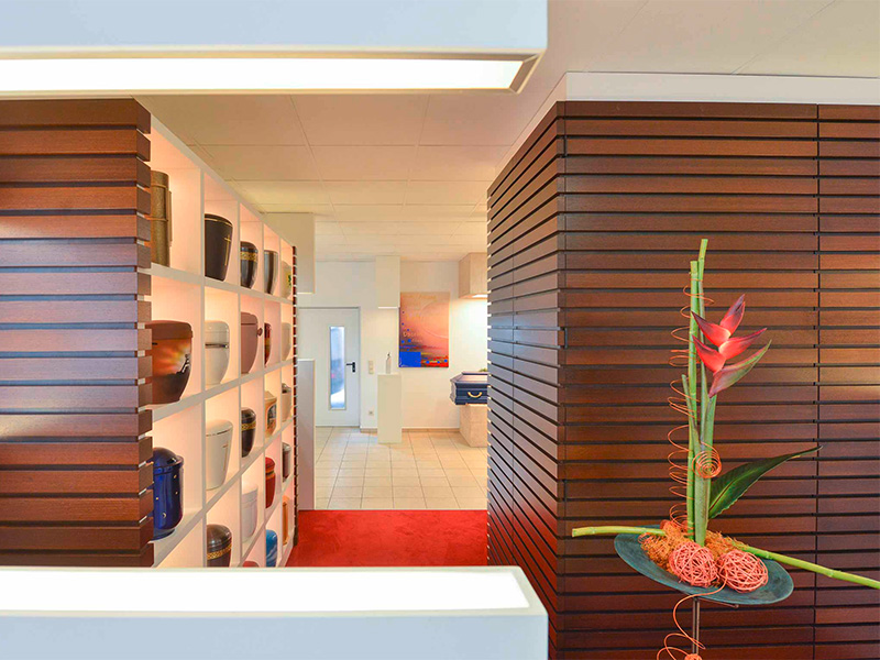 Ausstellung mit verschiedenen Urnen im Bestattungshaus Loer in Hamm – Auswahlmöglichkeiten für Bestattung und Vorsorge