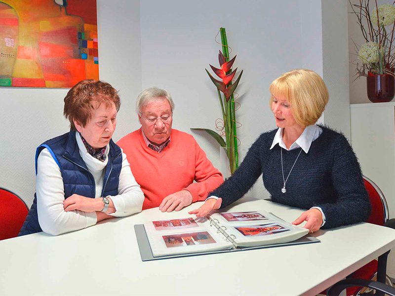 Beratung eines älteren Ehepaars bei Bestattungsvorsorge in Hamm – vertrauensvolle Planung der persönlichen Abschiedsform