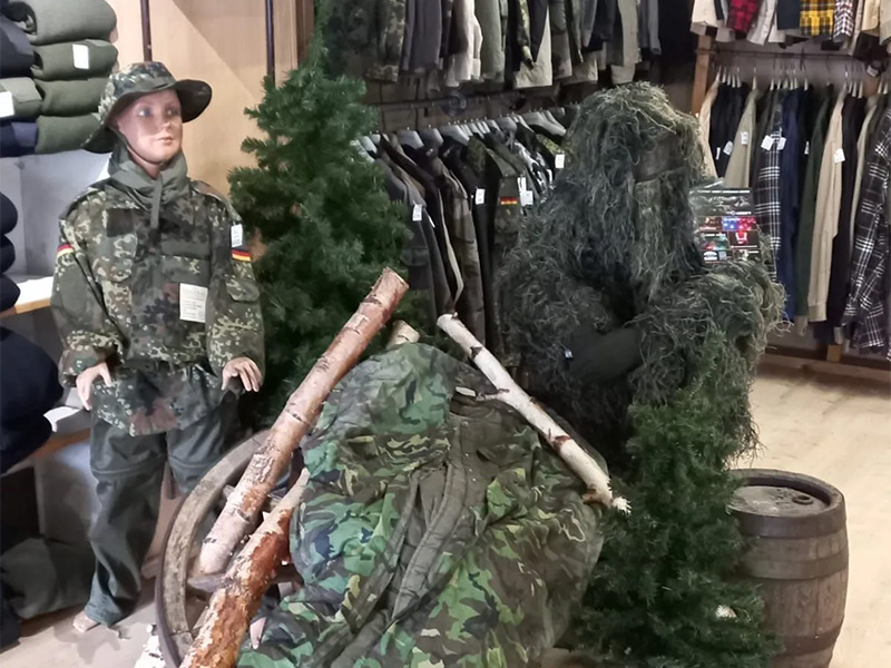 Ausstellungsraum mit Bundeswehr Hosen, Jacken und verschiedenen Kleidungsstücken in Hamm.