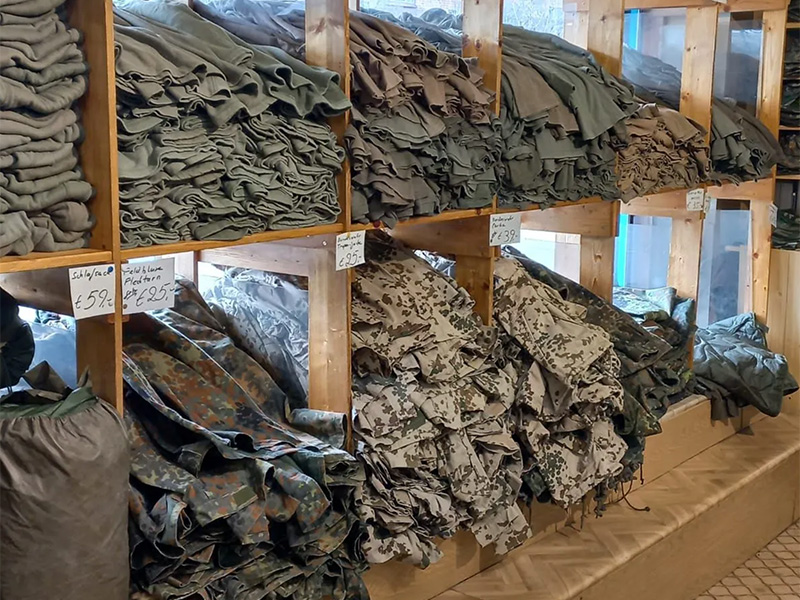 Bundeswehr Hosen in verschiedenen Größen bis XXXXL liegen übersichtlich in einem Regal in Hamm.