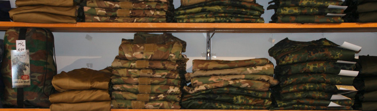 Bundeswehr Pullover in verschiedenen Ausführungen liegen ordentlich im Regal eines Fachgeschäfts in Hamm.