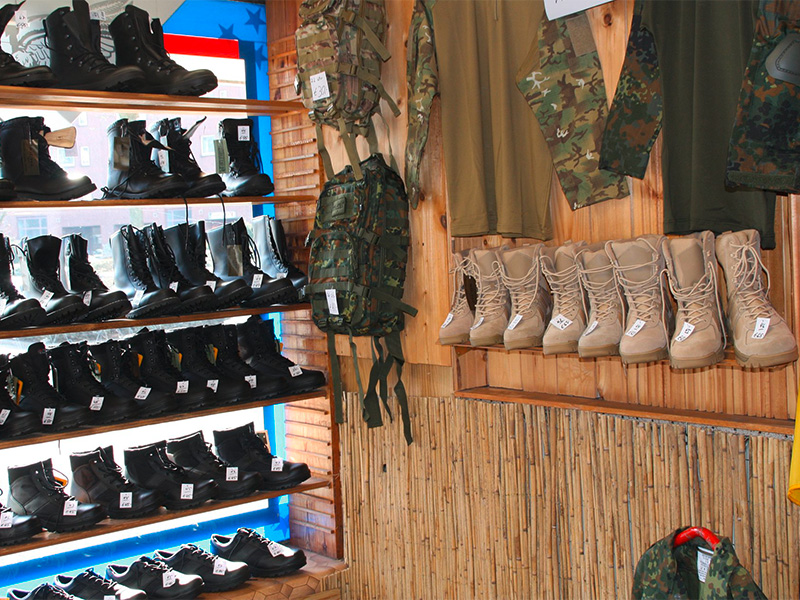Bundeswehr Stiefel und Outdoor Schuhe in verschiedenen Ausführungen, Größen und Farben im Regal in Hamm.