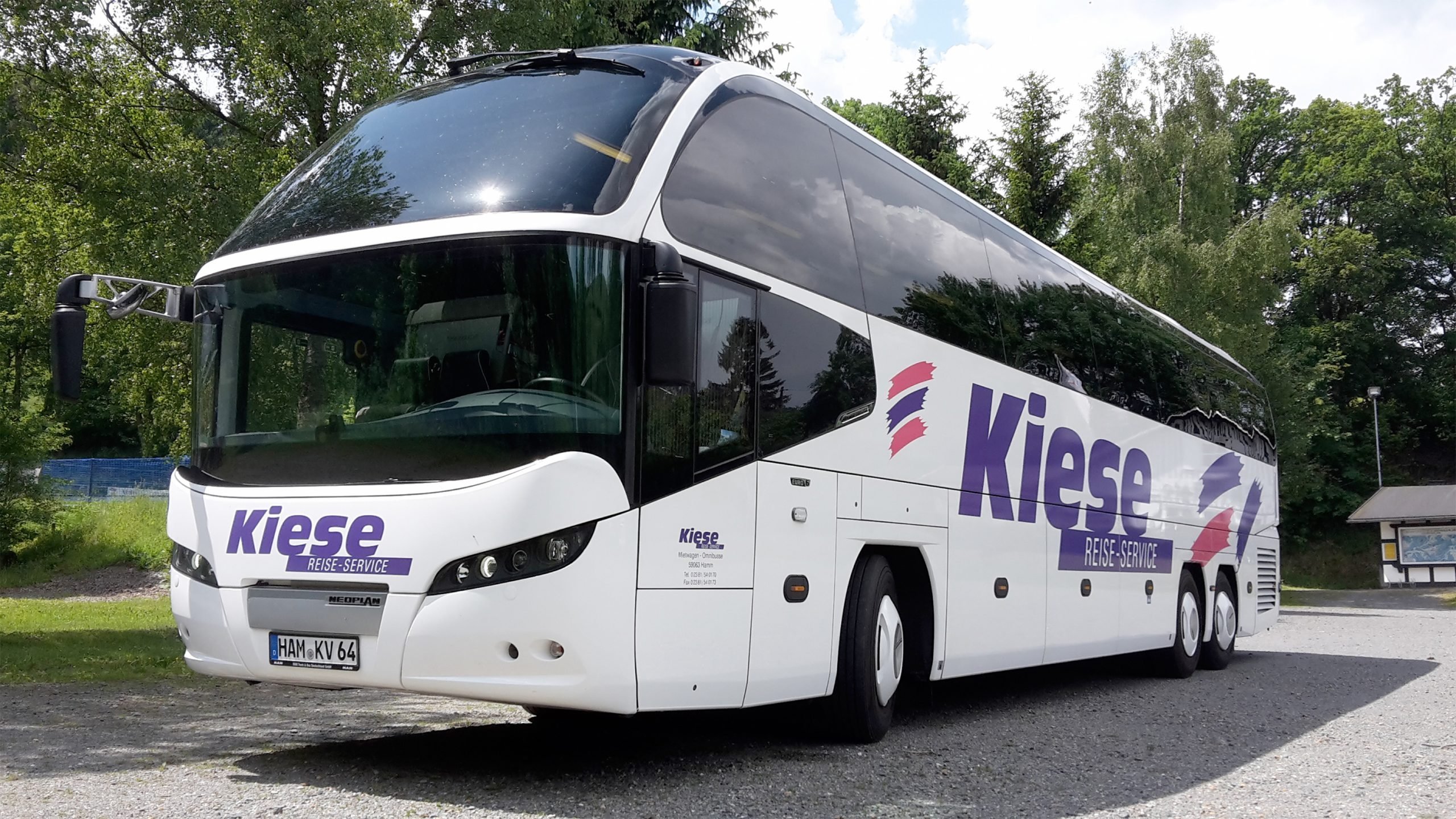 Moderner Reisebus von Kiese Reiseservice auf dem Betriebsgelände für Gruppenreisen und organisierte Fahrten ab Hamm.