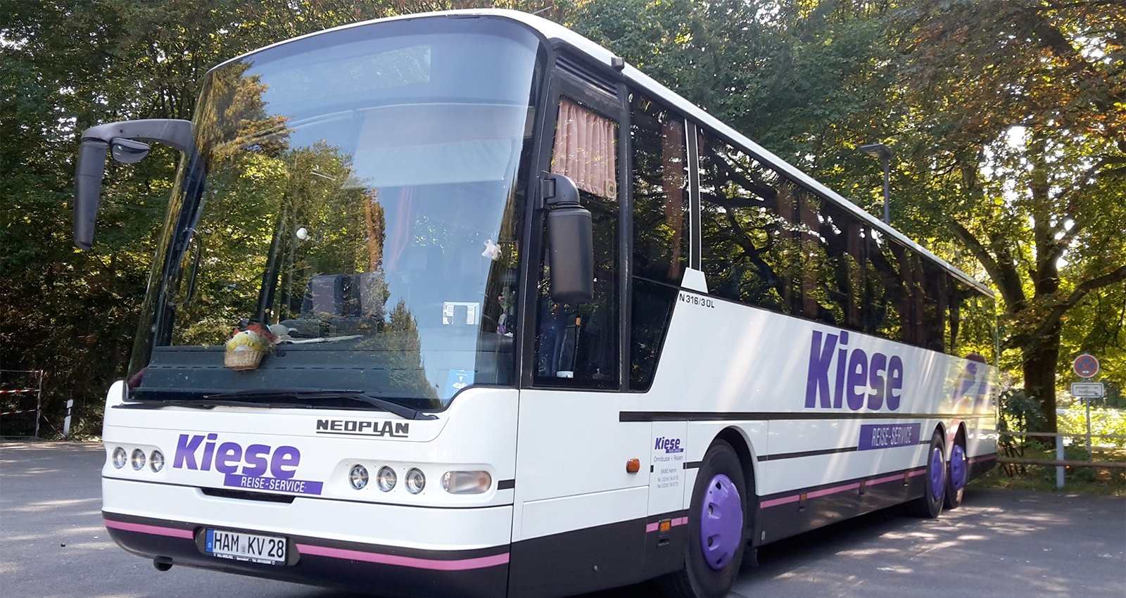 Moderner Reisebus von Kiese Reiseservice auf dem Betriebsgelände für Gruppenreisen und organisierte Fahrten ab Hamm.