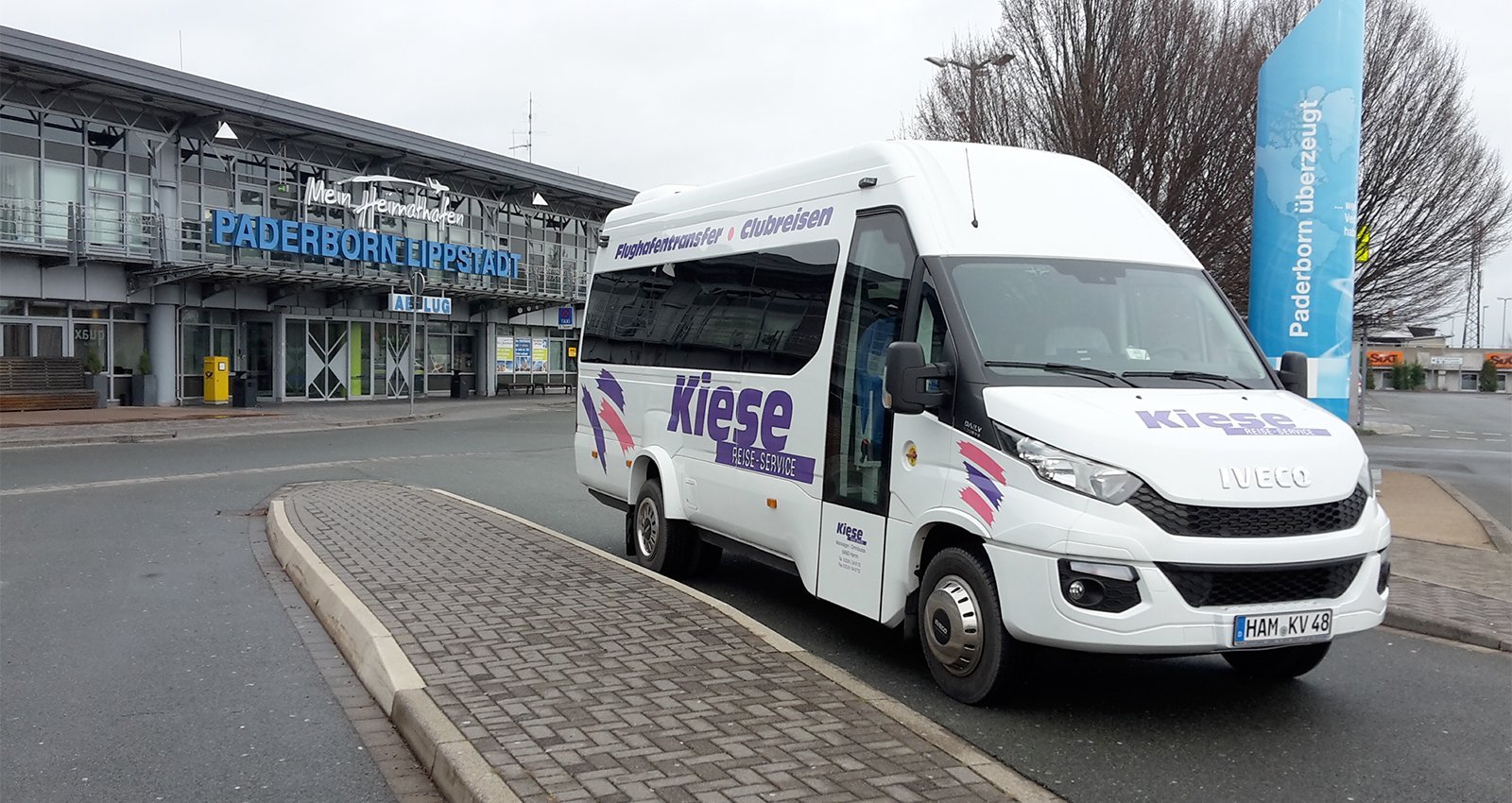 Moderner Reisebus von Kiese Reiseservice für komfortable Flughafentransfers und zuverlässige Gruppenfahrten ab Hamm.