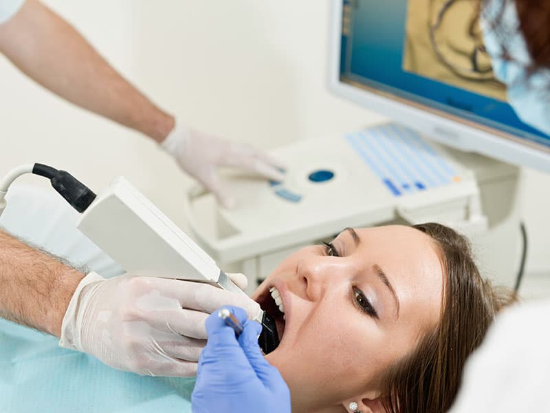 Patientin bekommt CEREC® Keramikkronen