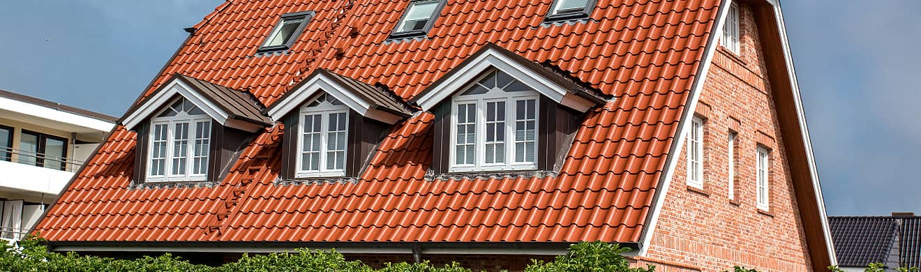Dachdeckermeister in Hamm montieren ein neues Ziegeldach auf einem älteren Haus