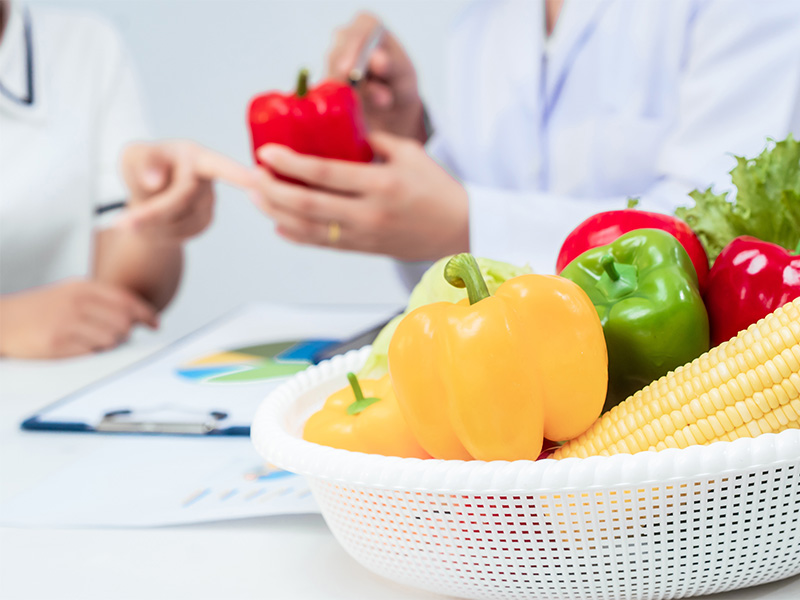 Erfahrene Diabetologin in Hamm berät Patientin zu Ernährung, Diabetesmanagement, Blutzuckerkontrolle und langfristiger Gesundheit.