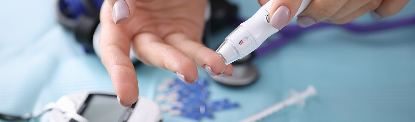 Frau misst zu Hause mit Lanzette Blutzucker zur typ 2 Diabetes Kontrolle und unterstützt aktives Diabetes Selbstmanagement.