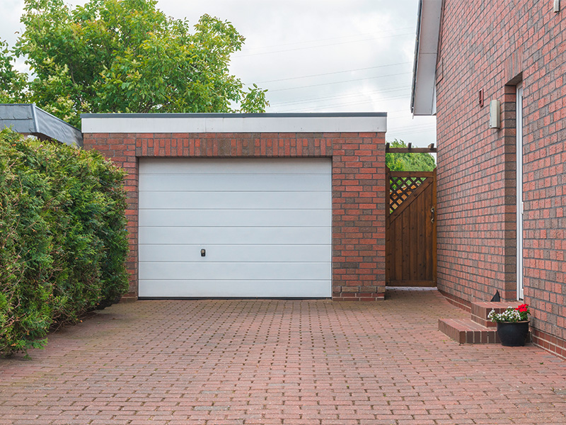 Modernes weißes Garagentor in Hamm, robust und stilvoll, ideal für sichere Garagenlösungen und langlebige Hausausstattung.