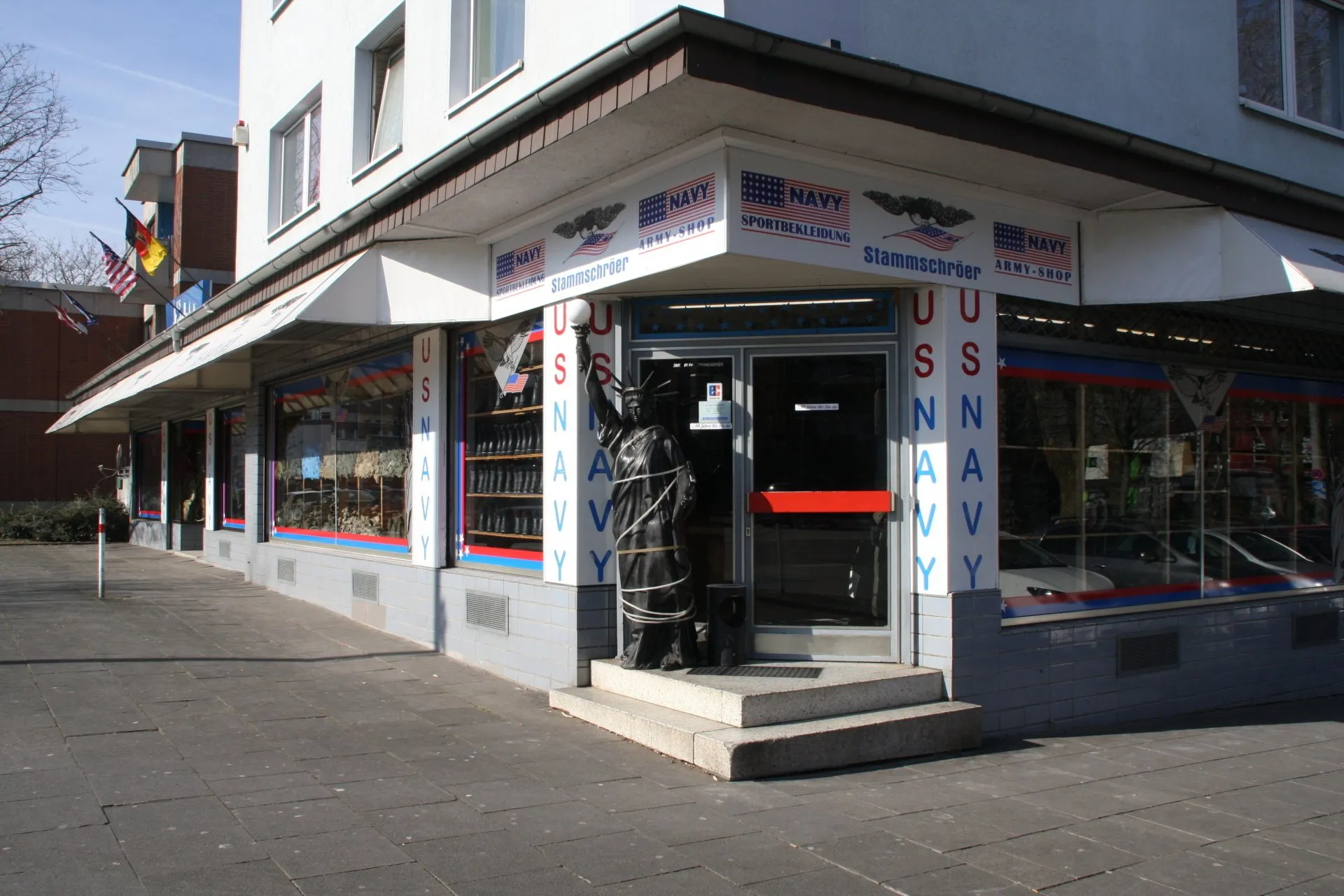Eckeingang mit Schaufensteranlage eines Fachgeschäfts für Outdoor Bekleidung in Hamm.
