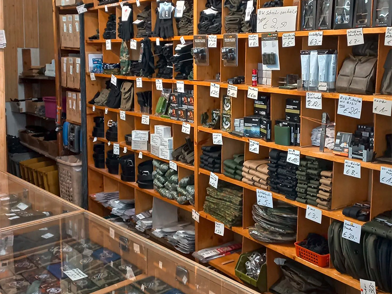 Übersichtliche Präsentation von Handschuhen, Gürteln und Outdoor Zubehör in einem Fachgeschäft in Hamm.