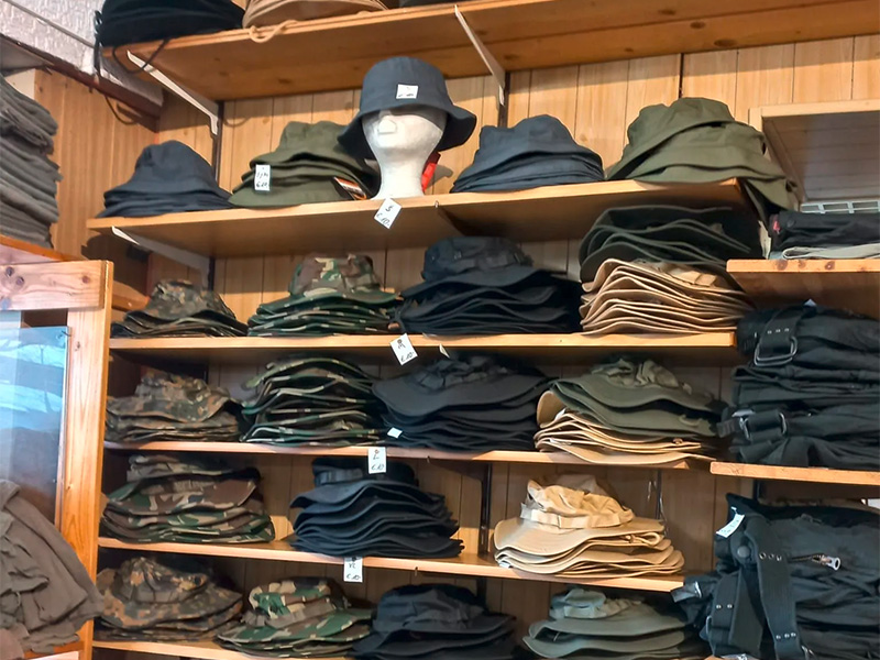 Regal mit verschiedenen Mützen und Caps als Ergänzung zur Outdoor Bekleidung in Hamm.