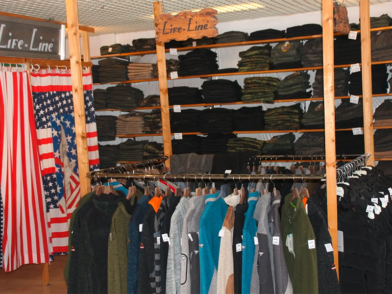 Regal mit Sweatshirts und T-Shirts bis Größe XXXXL im Fachgeschäft für Outdoor Bekleidung in Hamm.